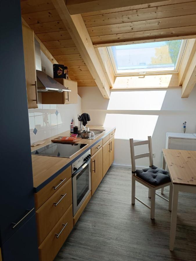 Apartment Unterm Dach Mit Kleinem Seeblick Munsing Bagian luar foto
